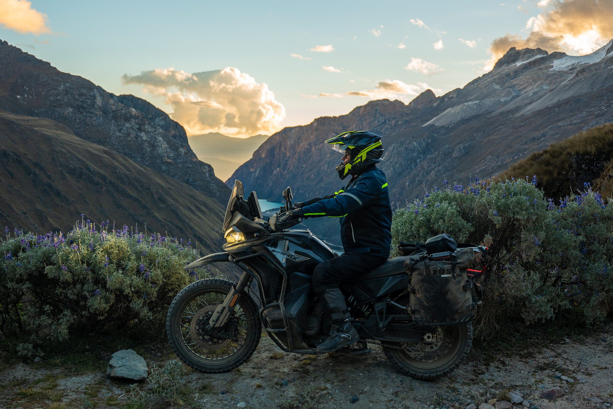 Detalle de la CFMOTO 800MT-X en el paisaje